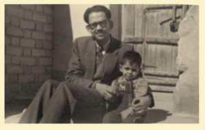 المؤلف مع ابنه البكر نادر أبو الجبين في ساحة المنزل بحي القبلة (براحة عباس) الكويت 1952