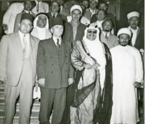 زيارة الشيخ عبد الله الجابر الصباح للقاهرة عام 1954 ويظهر الشيخ عيسى أبو الجبين